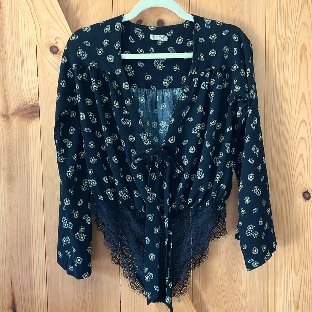 Free People tie front long bell sleeve body suit. Black with daisy print size xs